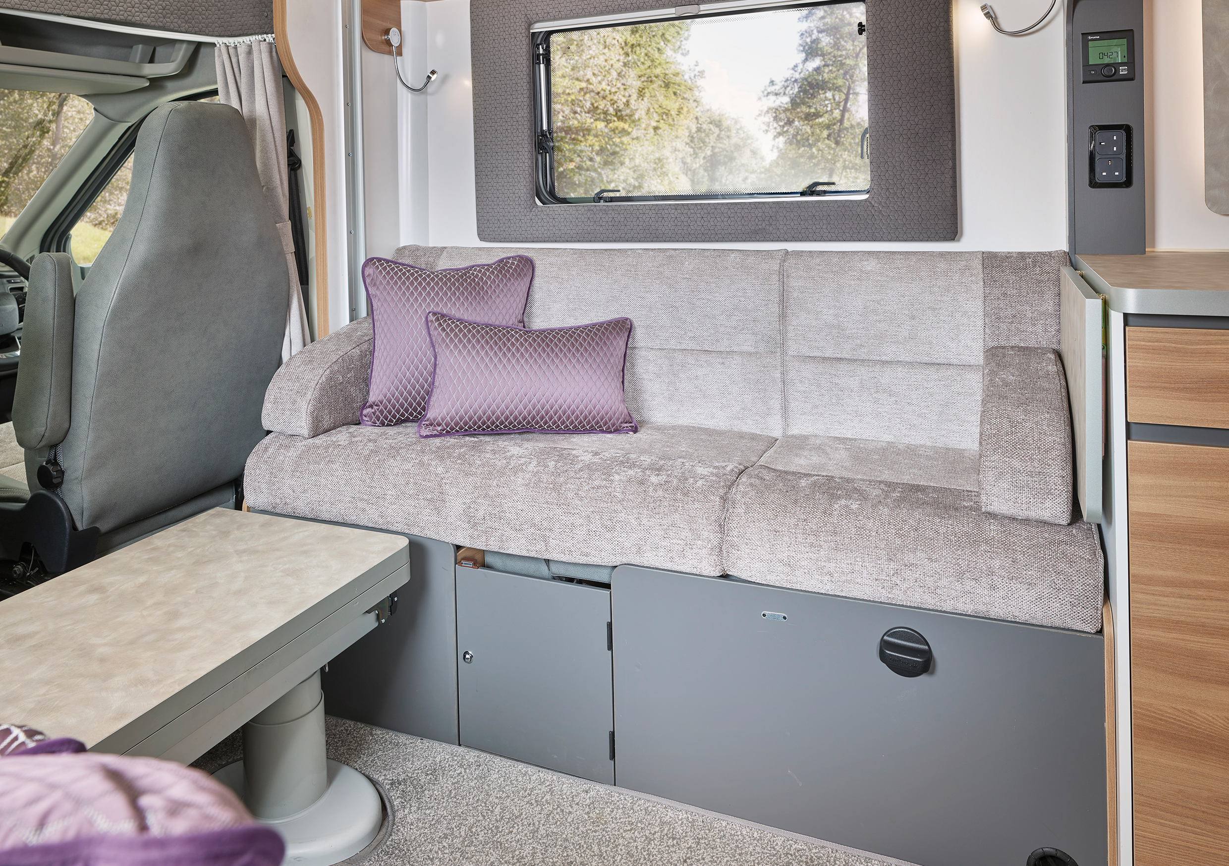 Adamo 69-4 flexi lounge featuring twin Aguti convertible travelling seats (1)