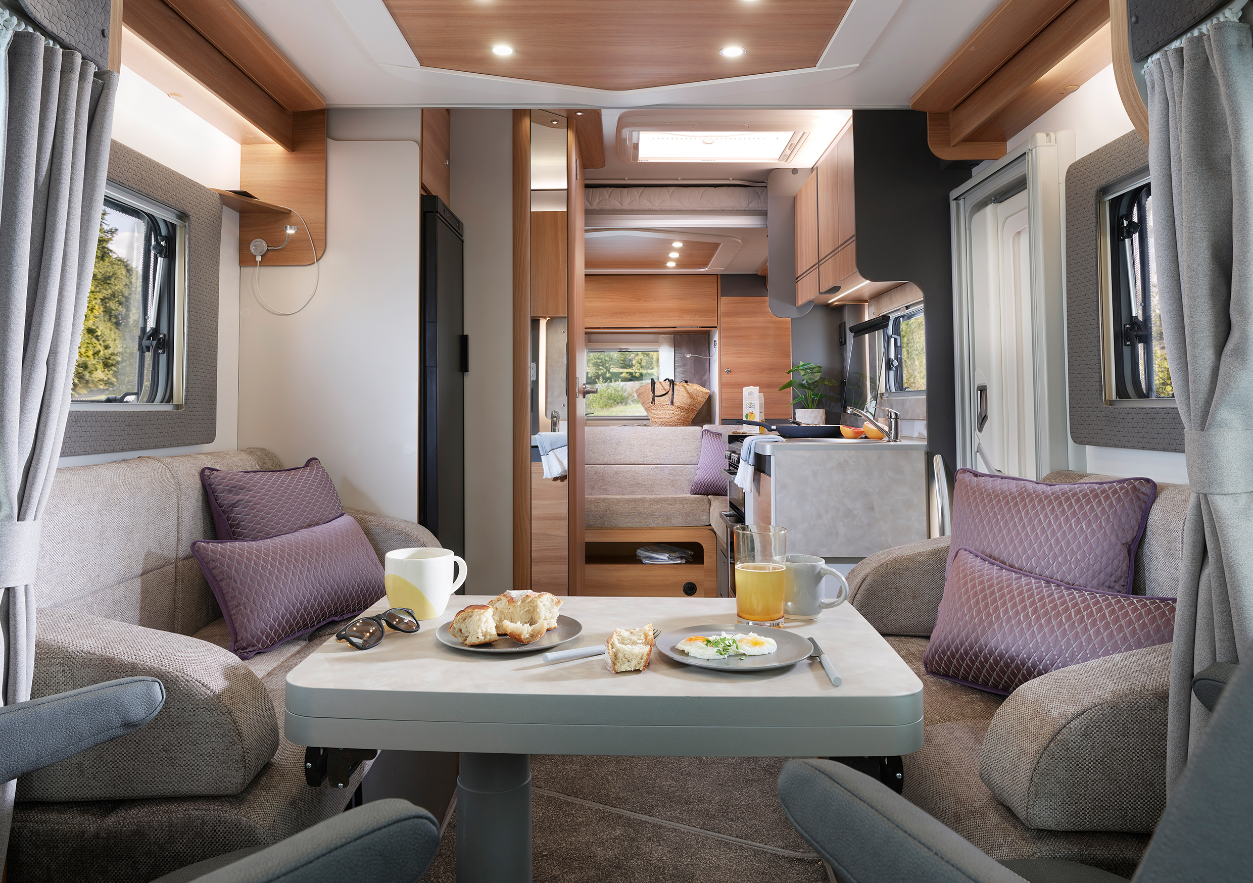 Adamo 75-4DL through shot, featuring double lounge (1)