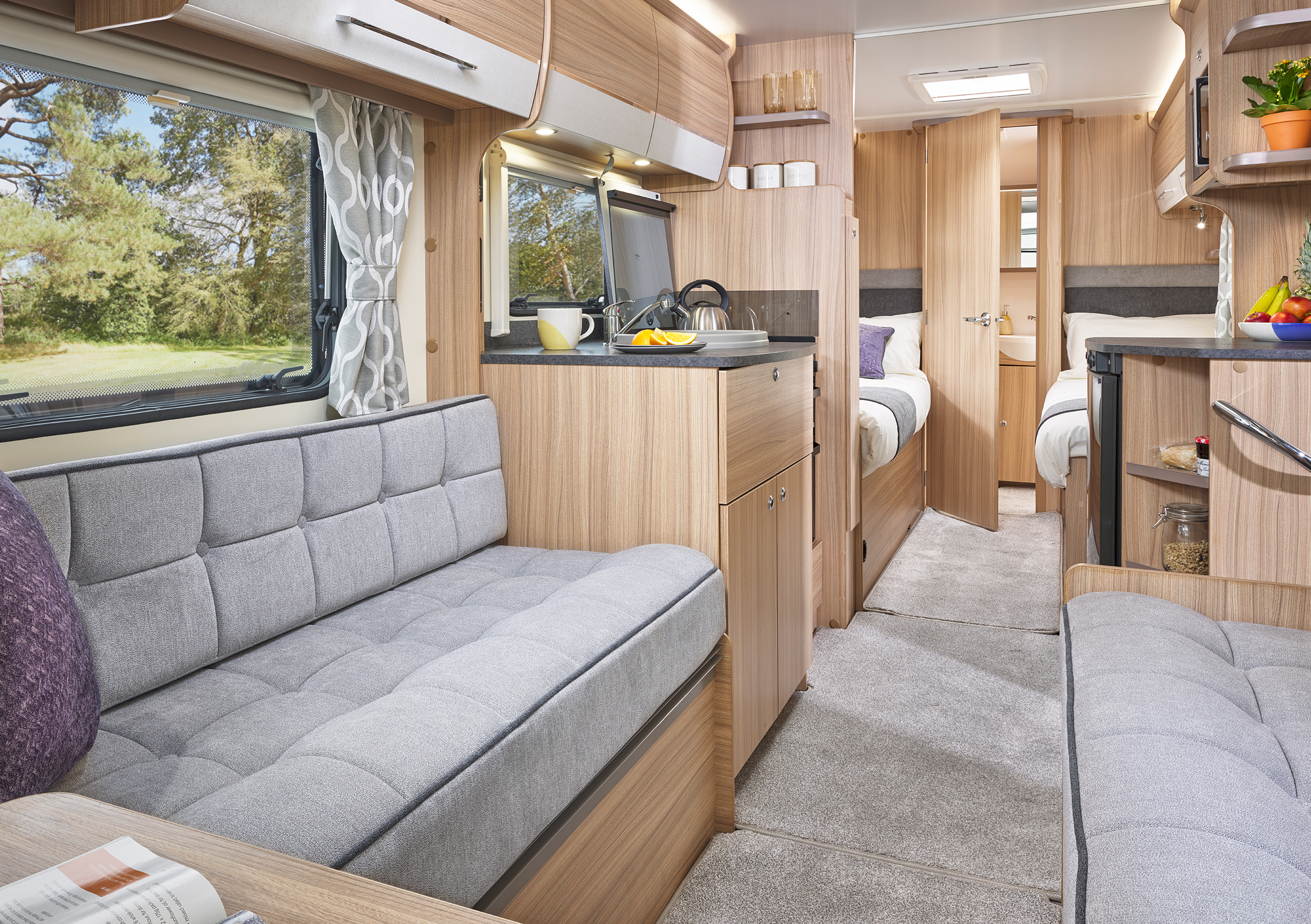 19 Phoenix Plus 642 Interior